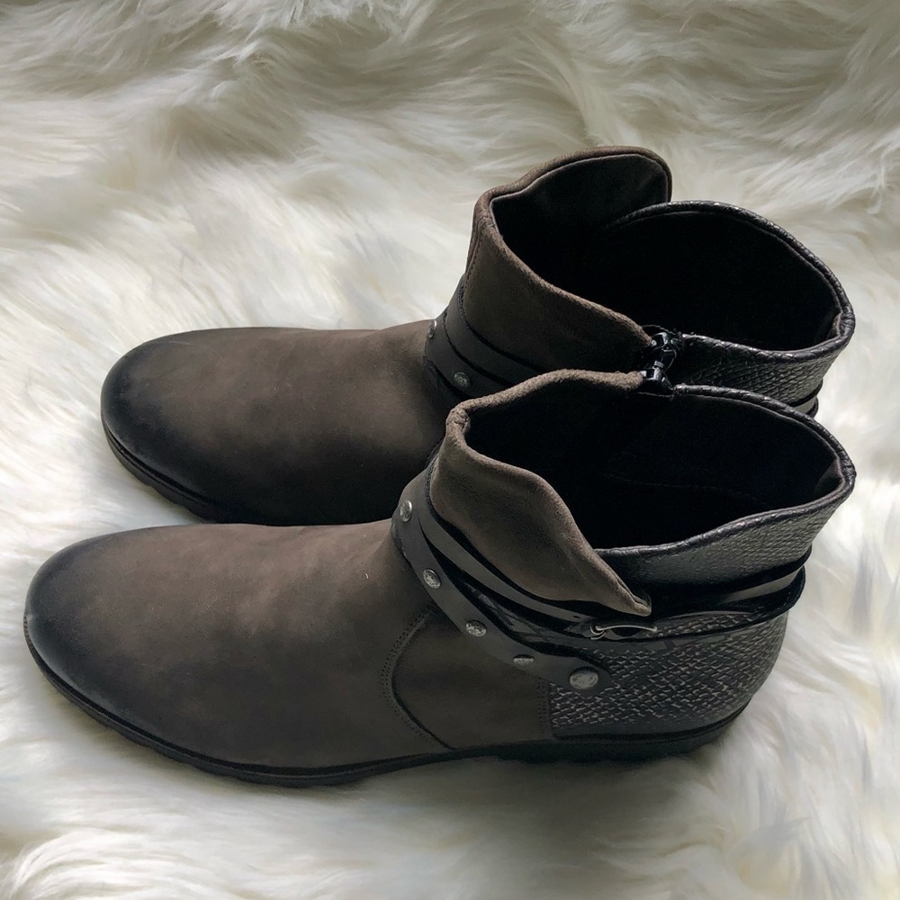Remonte boots.